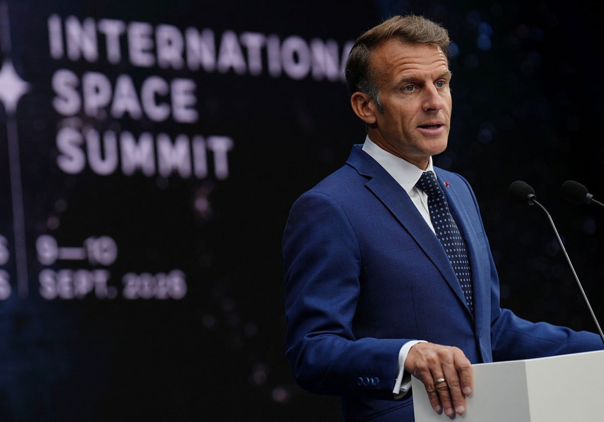 Macron pide ambición a Europa para lanzar la primera nave espacial habitada en 2035