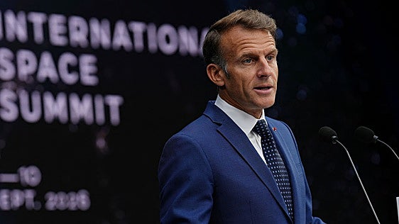 Macron pide ambición a Europa para lanzar la primera nave espacial habitada en 2035