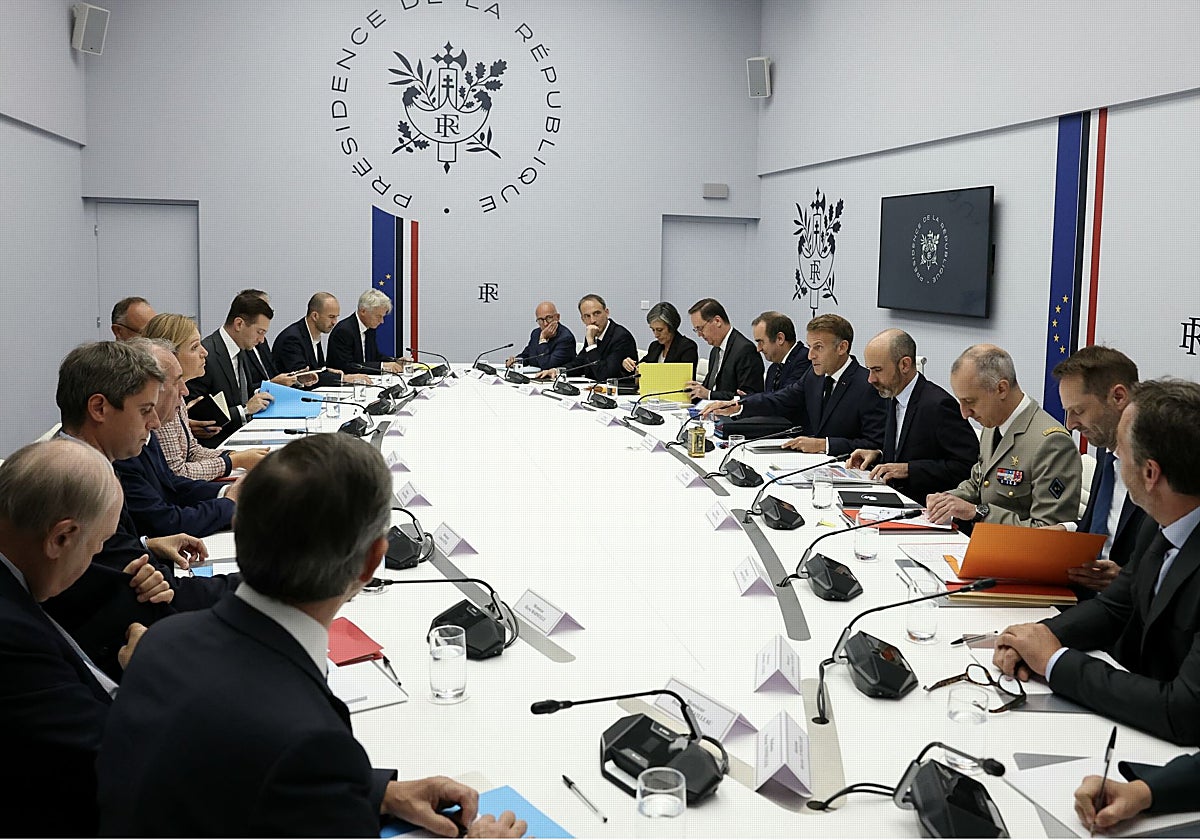 Macron en el Elíseo con los líderes de los principales partidos franceses.
