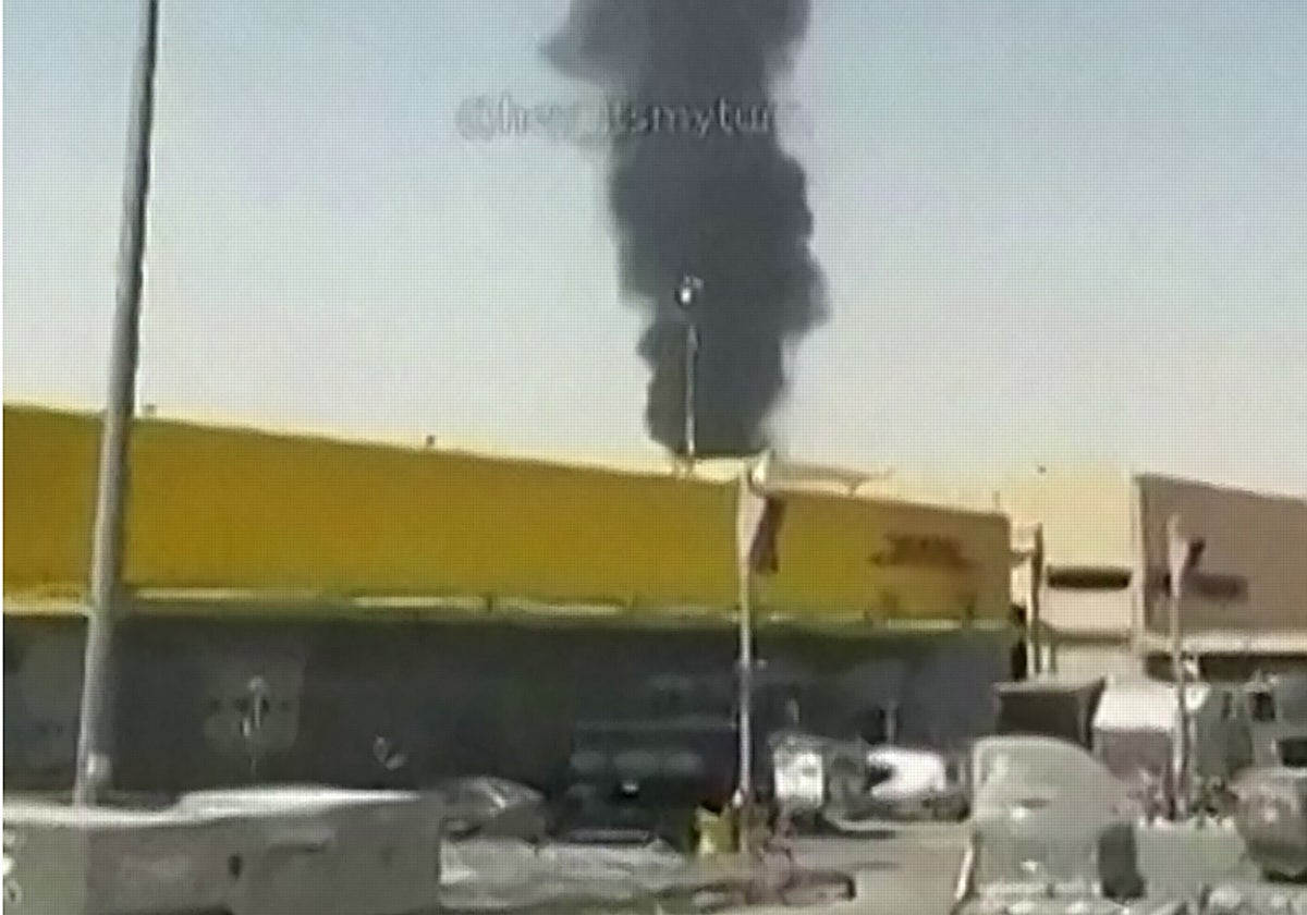 Una columna de humo en un depósito de combustible del aeropuerto principal de Riad.