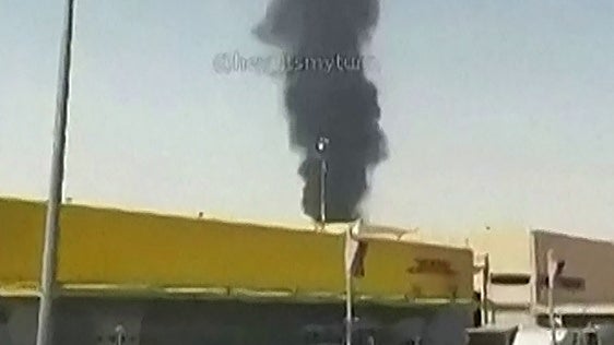 Los hutíes de Yemen reivindican ataques con misiles y drones sobre la capital de Arabia Saudí e instalaciones petrolíferas
