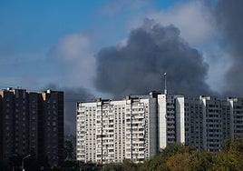 Columna de humo tras el impacto de varios proyectiles ucranianos en la región de Moscú.