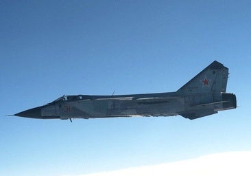 Un caza ruso MiG-31 sobrevuela el espacio aéreo internacional sobre el Golfo de Finlandia.