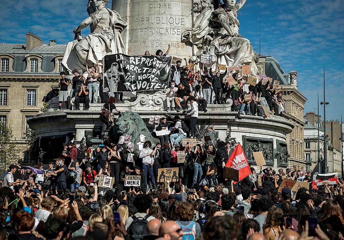Una marea de estudiantes ocupa Francia mientras descienden los disturbios
