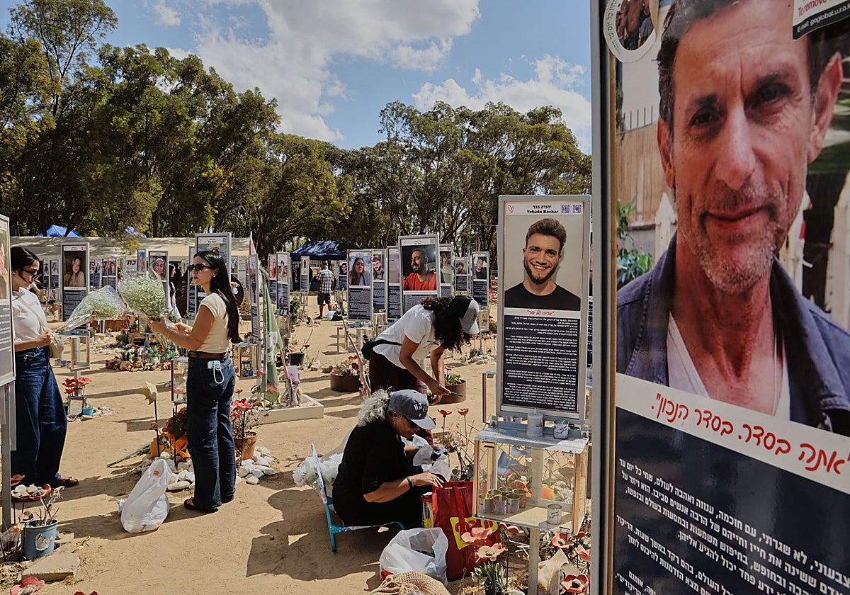El monumento levantado en el lugar del festival Nova, en Re'im, acogió uno de los homenajes a las víctimas del 7 de octubre.