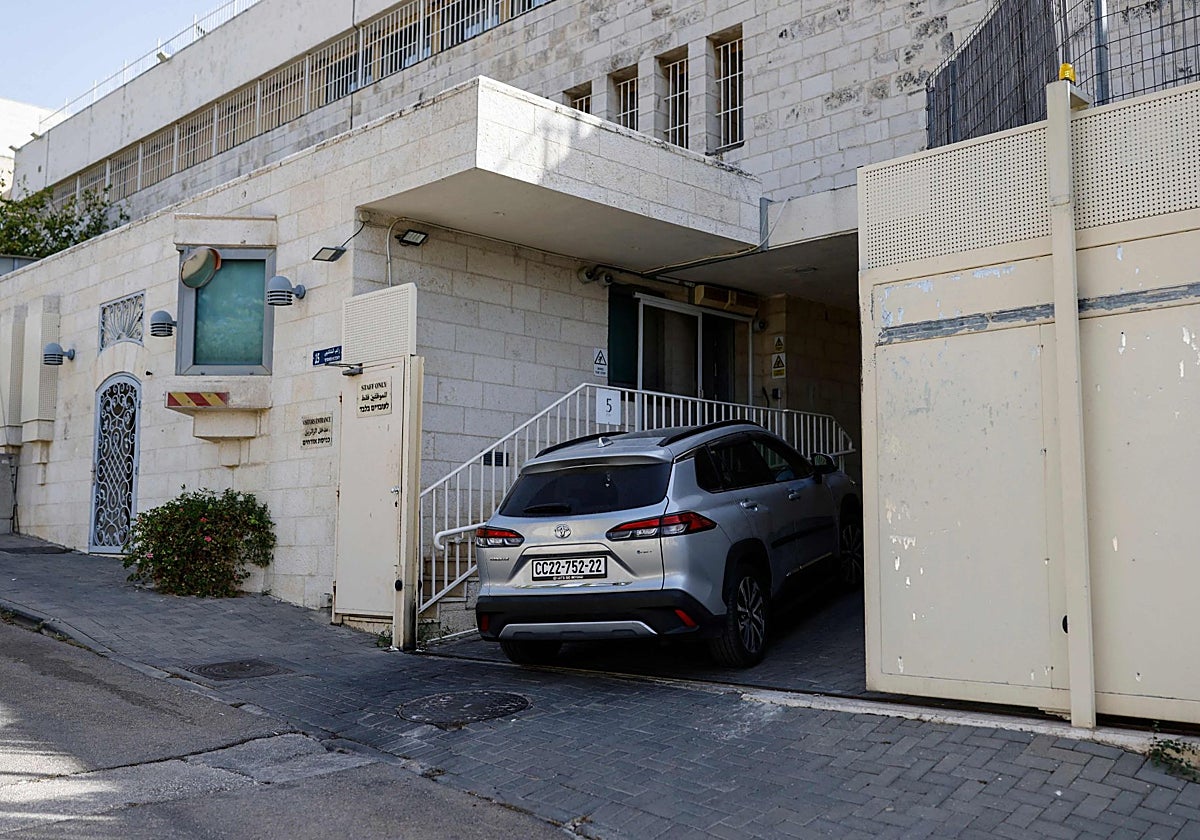 Un vehículo accede al consulado británico en Jerusalén.