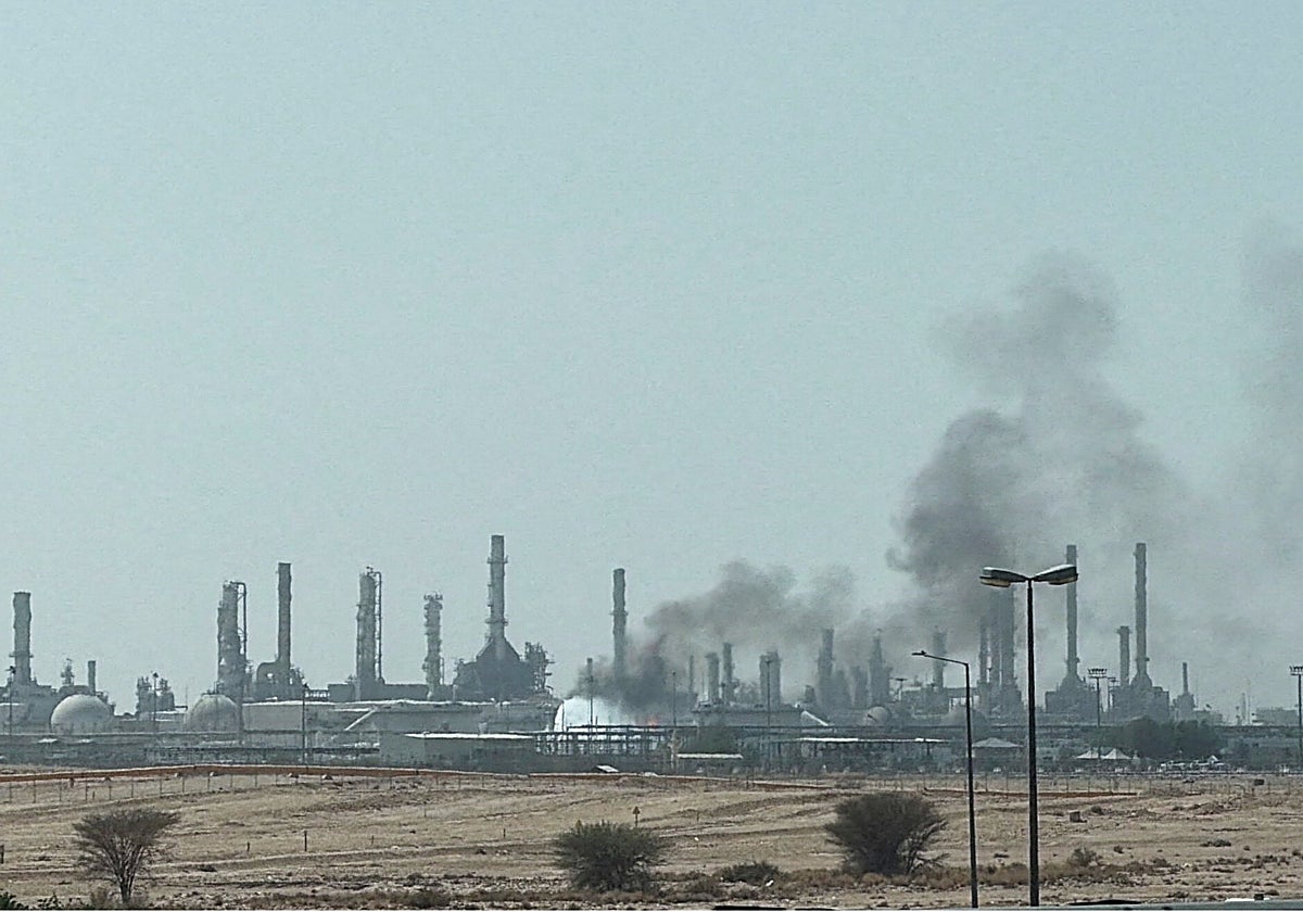 Columna de humo en una refinería de Aramco, en el sur de Ryad.
