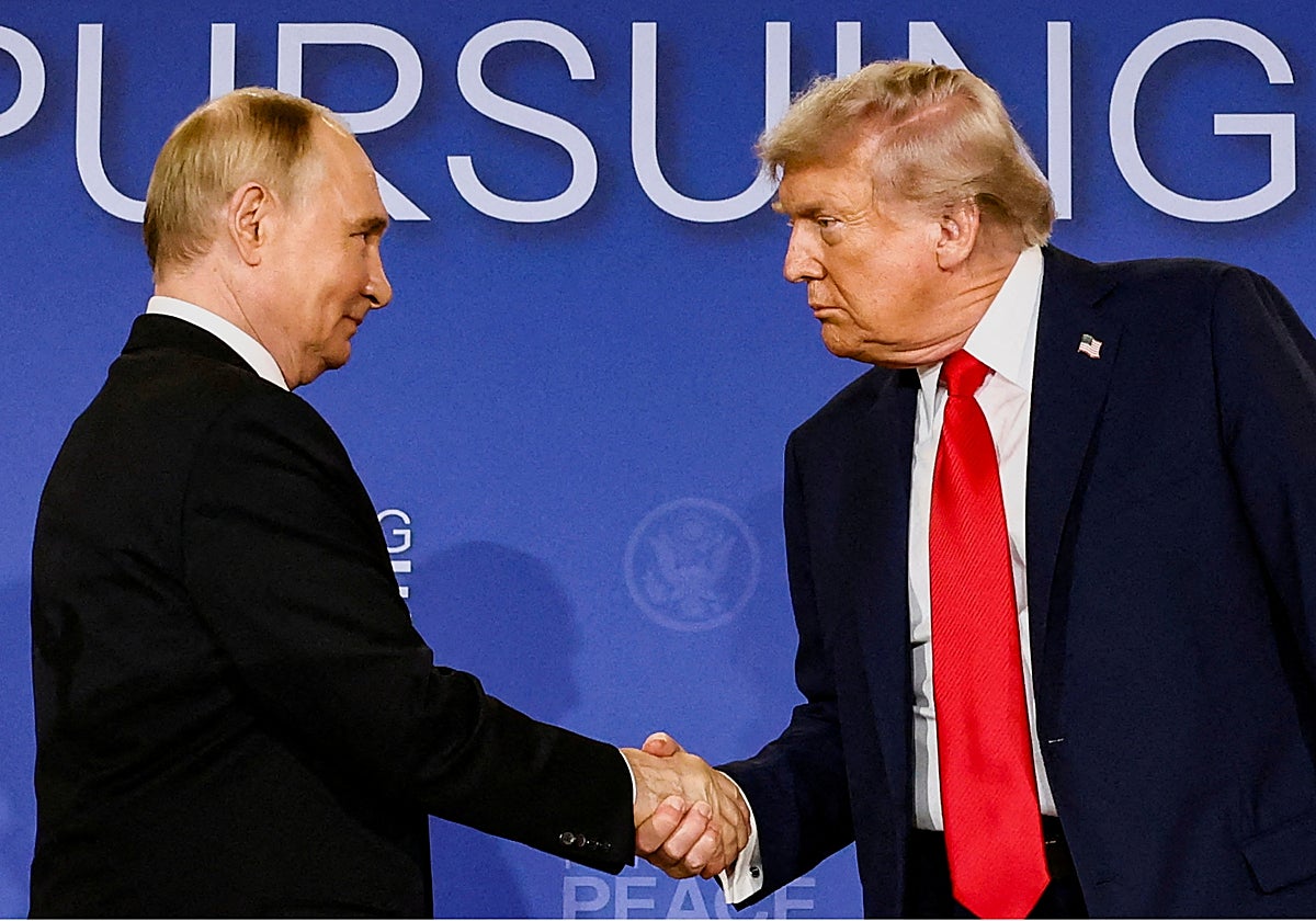 Putin y Trump se saludan durante la cumbre de Alaska, en 2025.