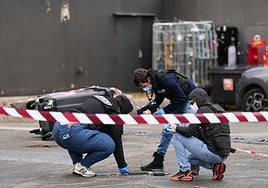 La Policía recoge pruebas en el lugar del tiroteo.