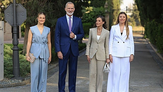 Los Reyes arropan a la infanta Sofía en su primer discurso en público