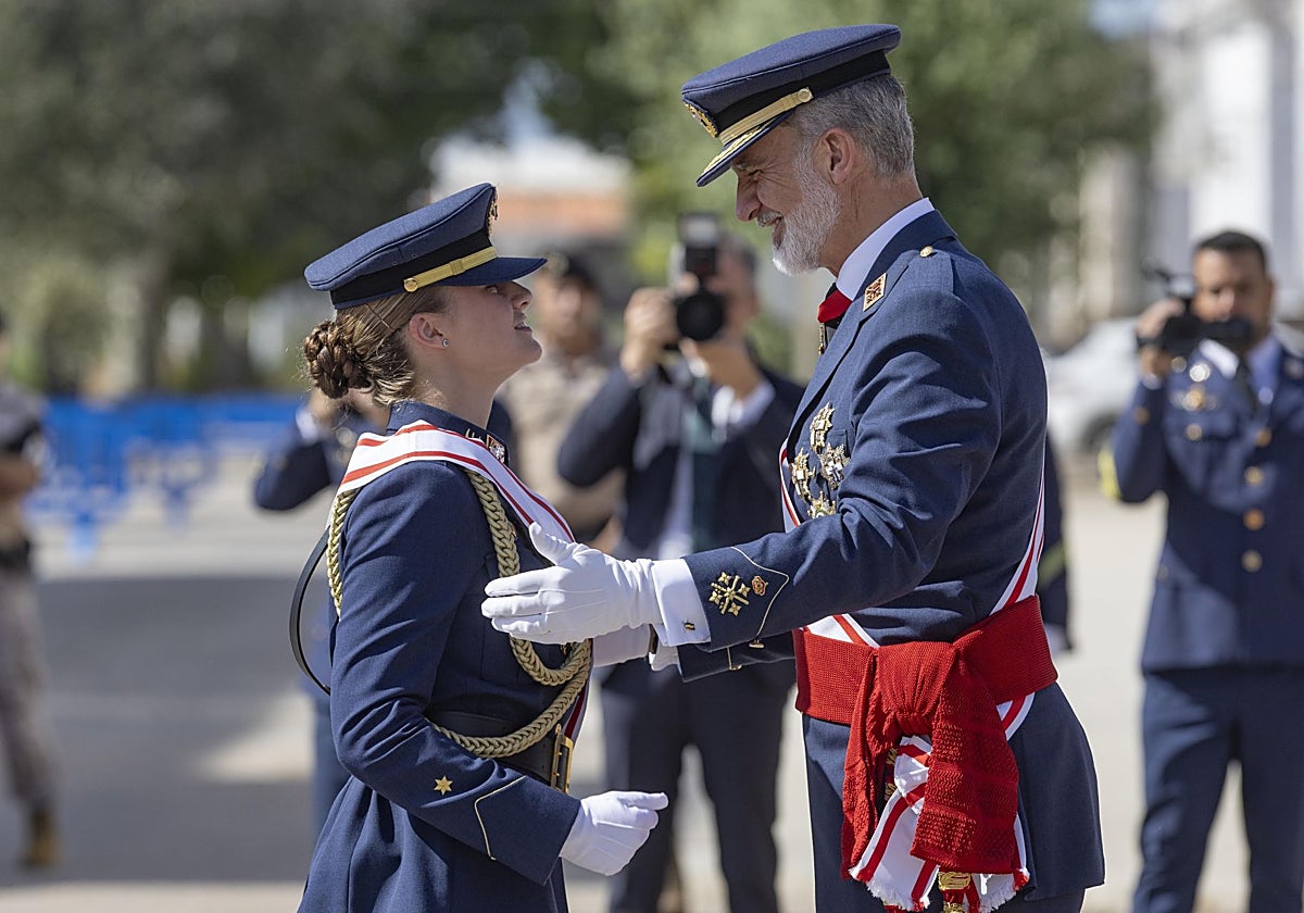 La princesa Leonor recibe de manos del Rey la Gran Cruz al Mérito Aeronáutico.