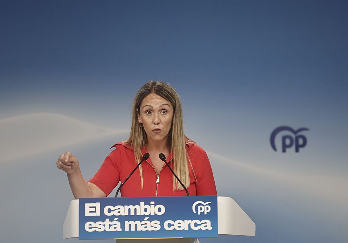 Alma Ezcurra comparece en la sala de prensa del PP en su sede de Génova.