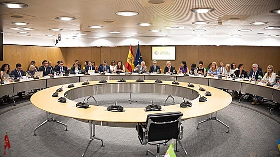 El Gobierno suspende el consejo autonómico sobre la financiación y enciende a sus socios de ERC