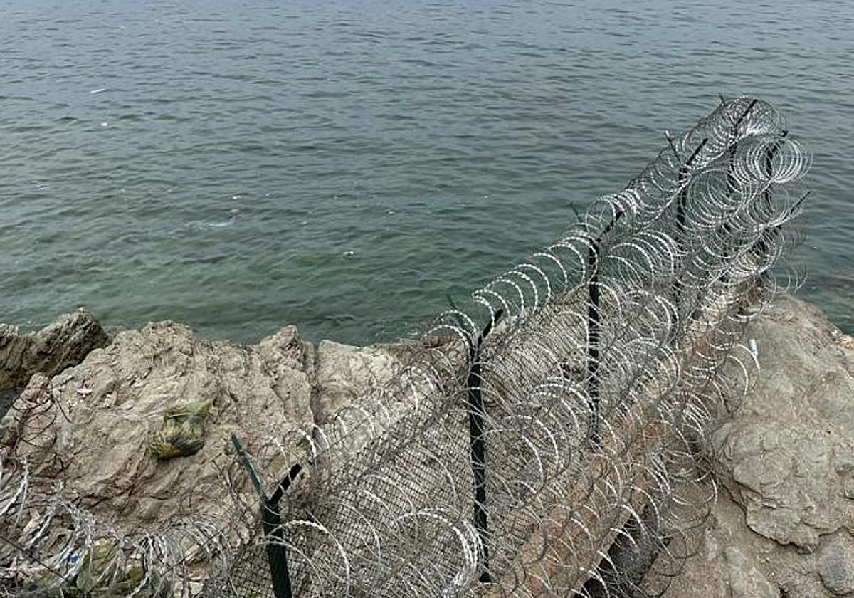 Imagen de las concertinas instaladas en los últimos días en la frontera.
