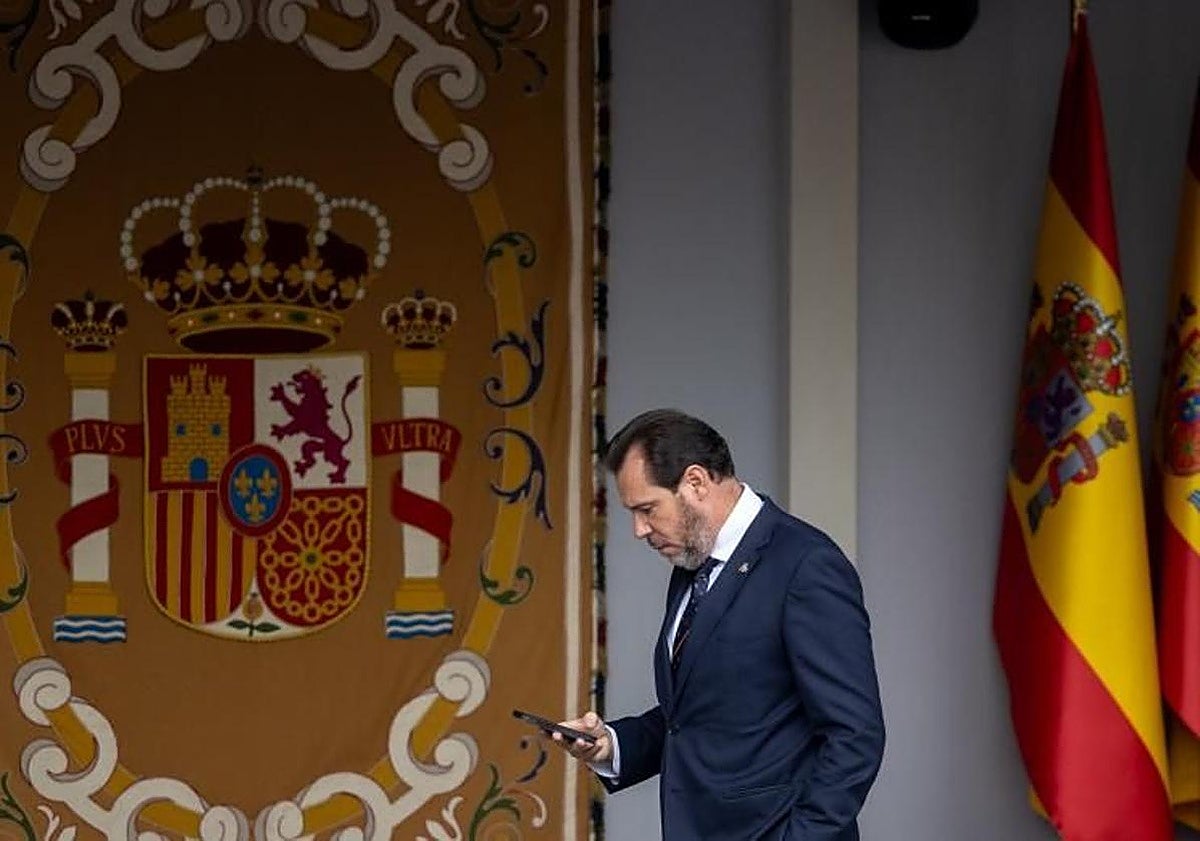 Óscar Puente, «indignado» con la «ofensiva» foto del Rey con el periodista Javier Negre