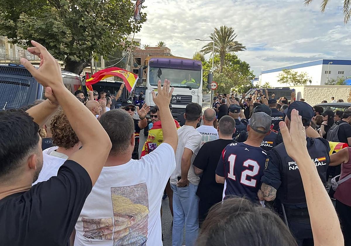 Tercer día de protestas en Ceuta: Los manifestantes rompen el cordón policial y acceden a la playa