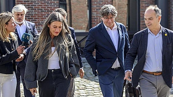 Junts busca protagonismo con migrantes y financiación a la espera de Puigdemont
