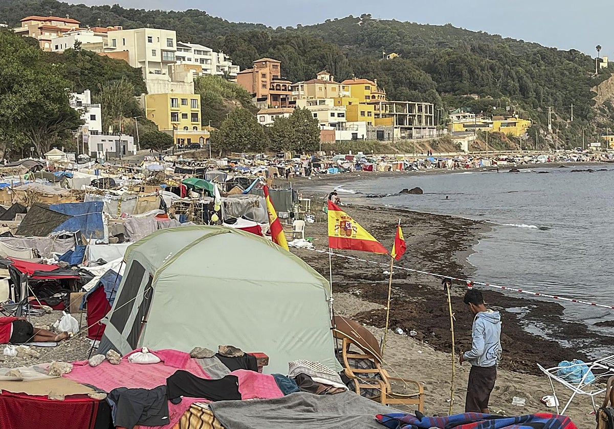 Detenidos 21 migrantes por apedrear una patrulla militar y guardias civiles en Ceuta