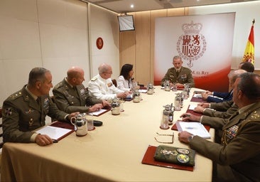 Reunión del Rey con la ministra Margarita Robles y responsables de la cúpula militar.