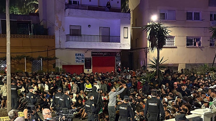 El Gobierno celebra el traslado de migrantes al puerto ceutí pese a la tensión y el choque con oposición y sindicatos