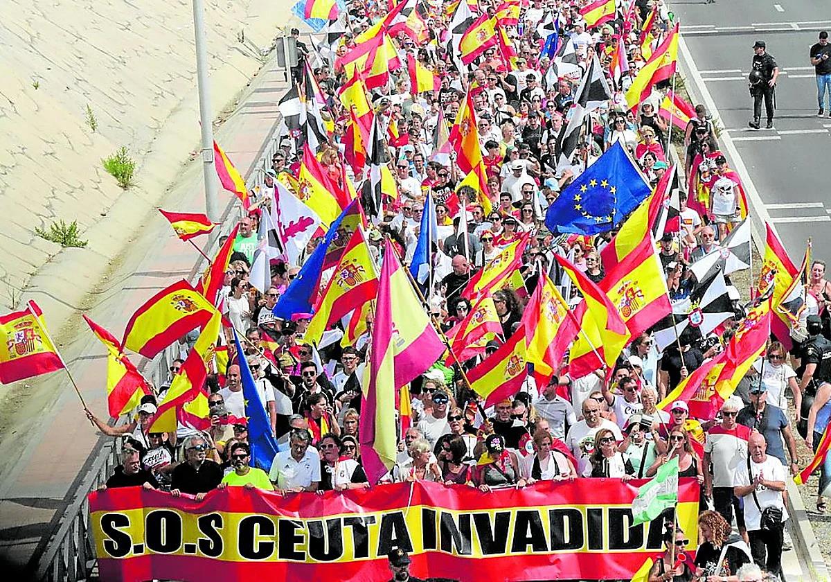 Miles de ceutíes marchan al Tarajal para exigir el blindaje de la frontera