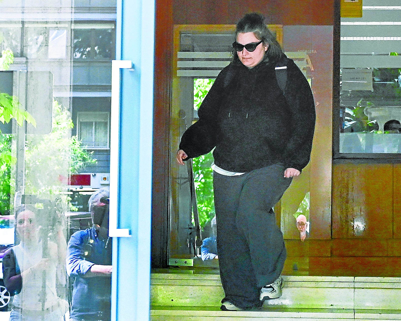Una de las hijas de Zapatero durante los registros de su empresa el pasado mayo