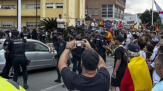 Un detenido tras el destrozo por un grupo de manifestantes del coche de una diputada de Ceuta Ya!