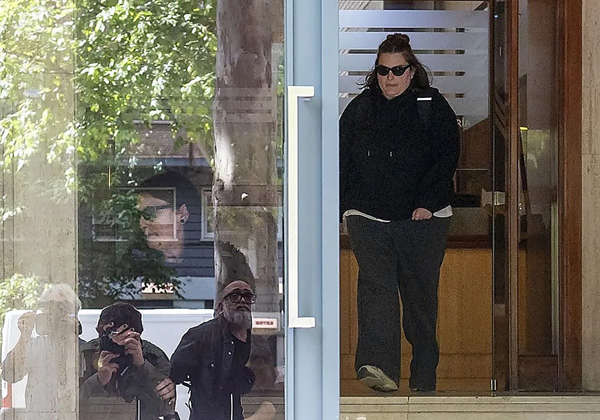 Las hijas de Zapatero abandona la sede de su empresa tras el registro de la UDEF