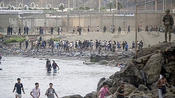 Interior invertirá nueve millones en prolongar el espigón de Ceuta y sustituir la barrera flotante ya dañada