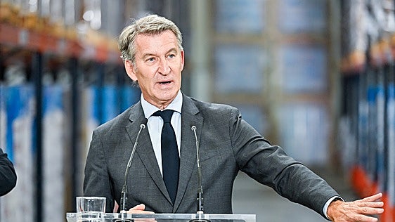 Feijóo sortea la polémica del espray recuperando la agenda económica contra Sánchez