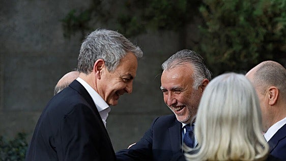 Torres compara las joyas de Zapatero con una caja de «productos típicos» y pide regular los regalos a cargos públicos