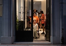 Maricarmen Abascal abandonando su vivienda por el desahucio el pasado miércoles.