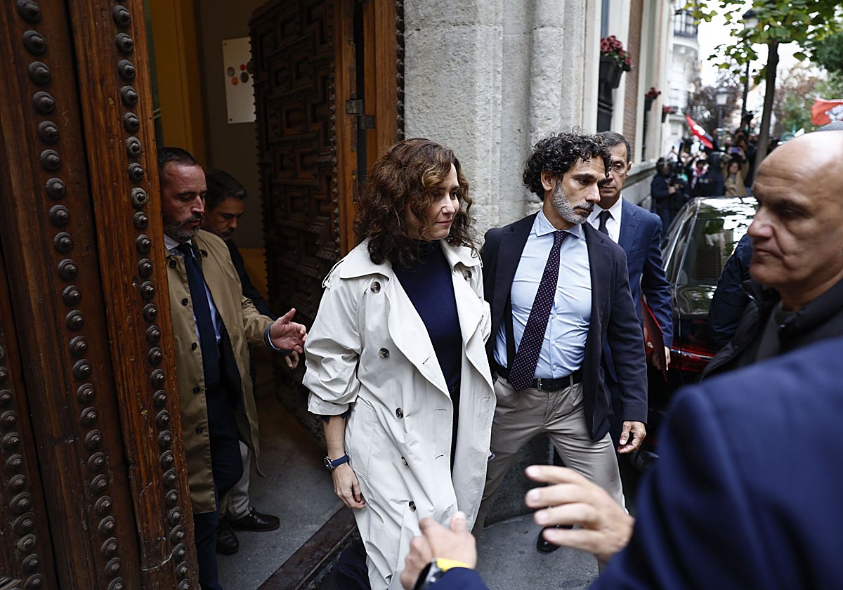 Ayuso baraja trasladar su despacho fuera de la Puerta del Sol por motivos de seguridad