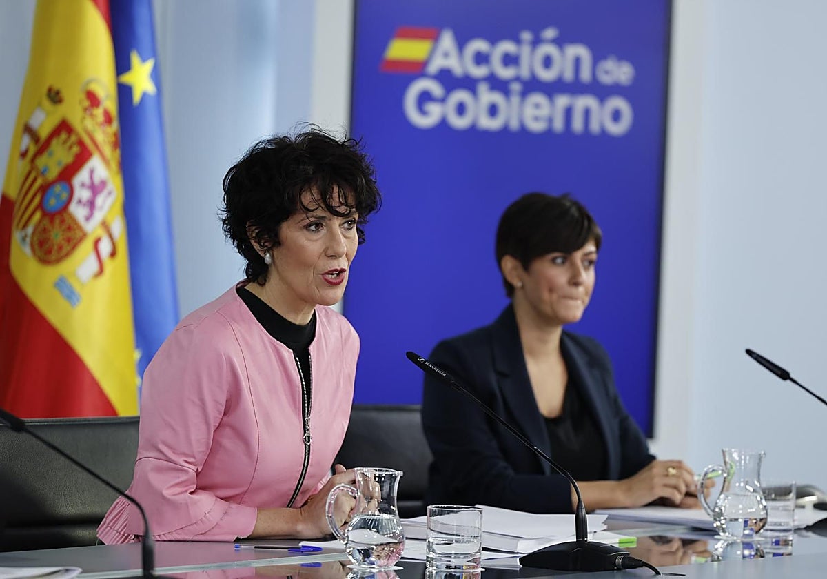 La ministra portavoz, Elma Saiz, y la titular de Vivienda, Isabel Rodríguez, a quien la JEC impuso en 2023 multas por 4.700 euros