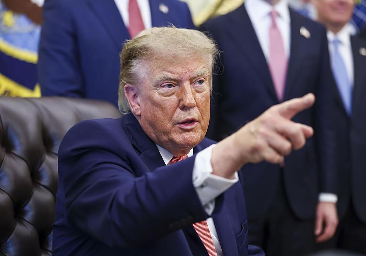Trump acusa a España de quedarse de brazos cruzados después de ser «invadida» por «miles de migrantes»