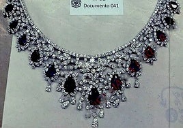 Unas de las joyas encontradas por la UDEF en la caja fuerte del despacho de Zapatero