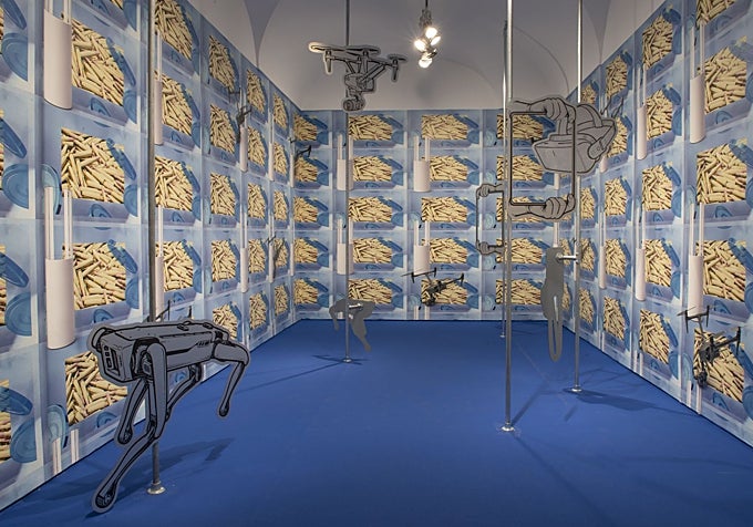 Vistas de sala con la instalación 'La máquina sueña con humo', de Eli Cortiñas.
