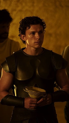 Imagen secundaria 2 - Arriba, un fotograma de la batalla de Troya; debajo, Christopher Nolan y Hoyte Van Hoytema, con la cámara IMAX, entre los extras, y Tom Holland como Telémaco.
