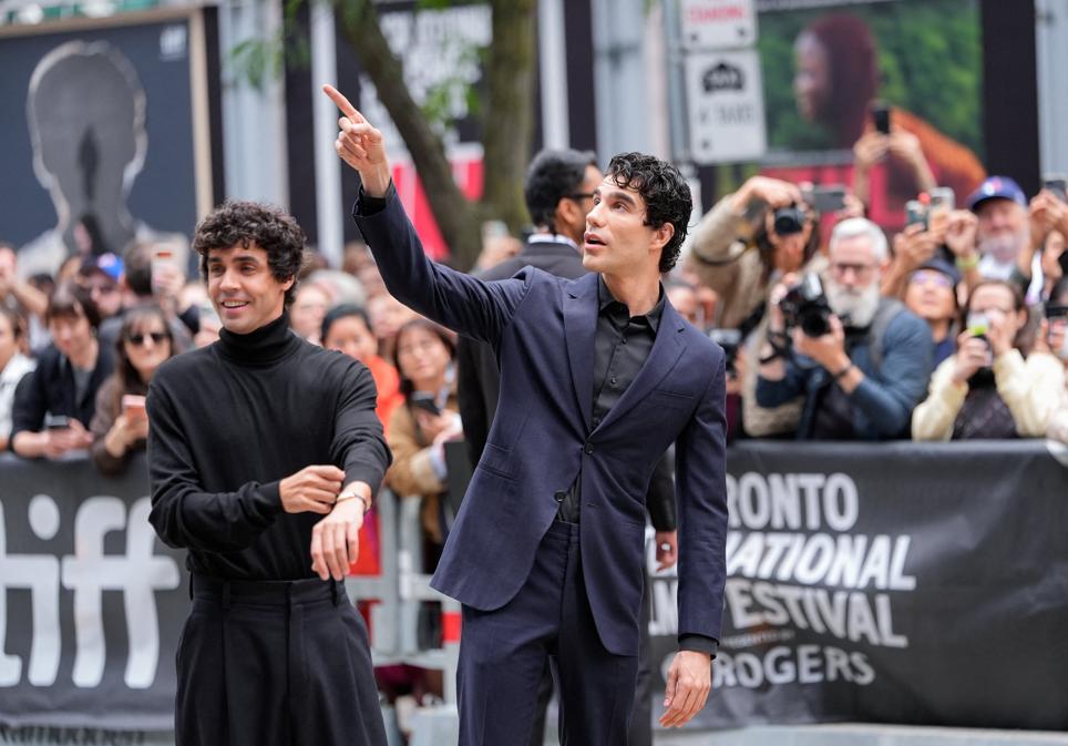 Javier Calvo y Javier Ambrossi asisten a la alfombra roja de La Bola Negra' en el Festival Internacional de Cine de Toronto.