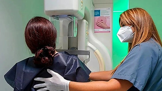 El número de mujeres que se realiza una mamografía cae 13 puntos después de la pandemia
