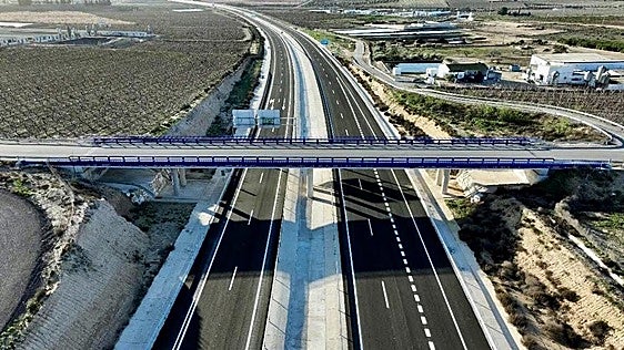 Atracan un coche en plena autovía y abandonan a sus ocupantes