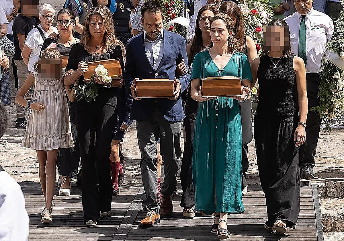 Los familiares de las víctimas portan los restos de los fallecidos tras concluir el funeral en la Catedral de Valladolid