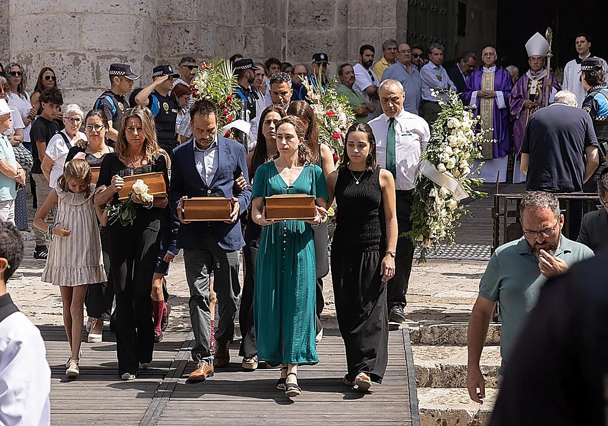 Desgarrador último adiós a la familia del bodeguero Iván Sanz Cid tras el terrible accidente de tráfico de Palencia