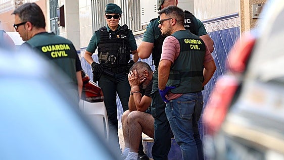 Así fue la detención del sospechoso del doble crimen de Mijas: lo sorprendieron en la esquina de su casa cuando volvía de comprar