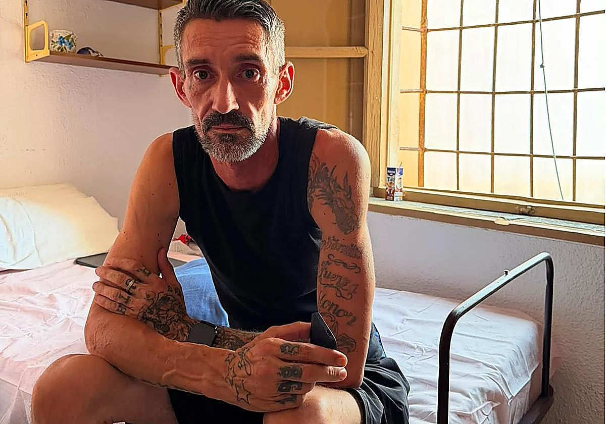 Moisés en su habitación en Antas después del desalojo.