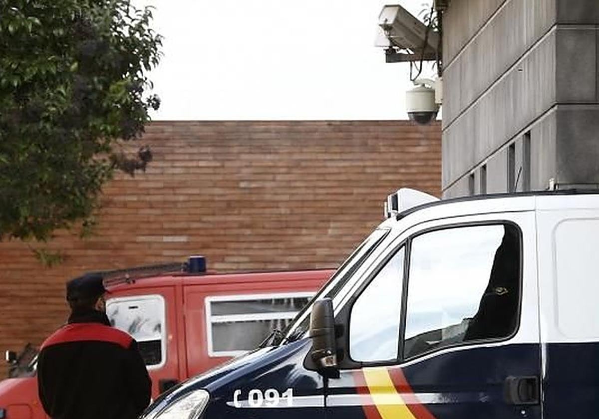 Un furgón de la Policía Nacional en los juzgados de Pamplona.