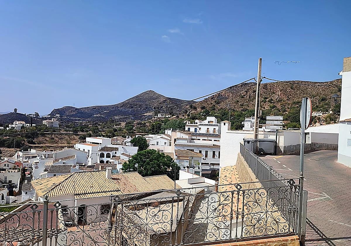Vista del terreno del incendio desde Bédar.