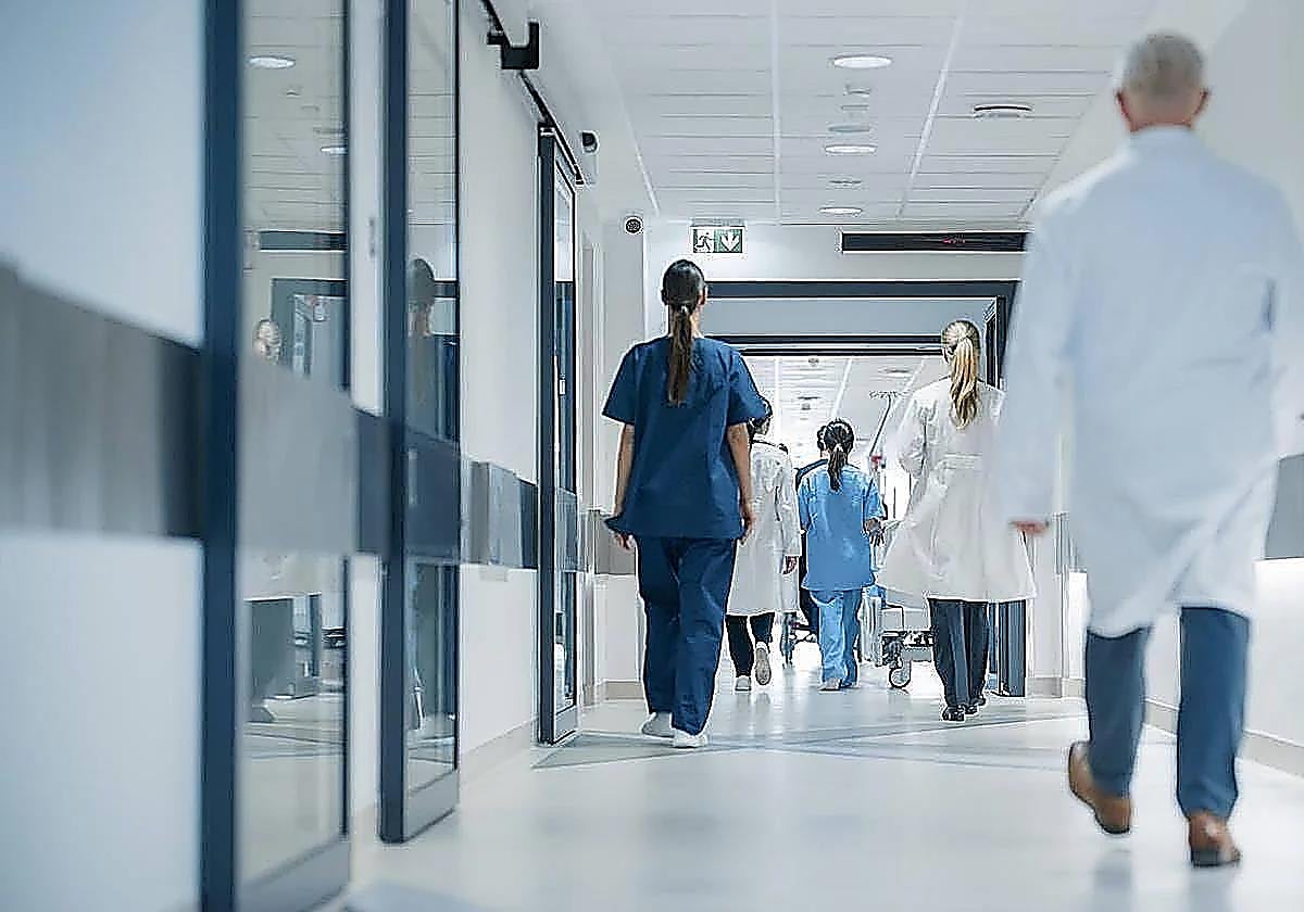 El médico se negó atenderle tras llegar una hora tarde.