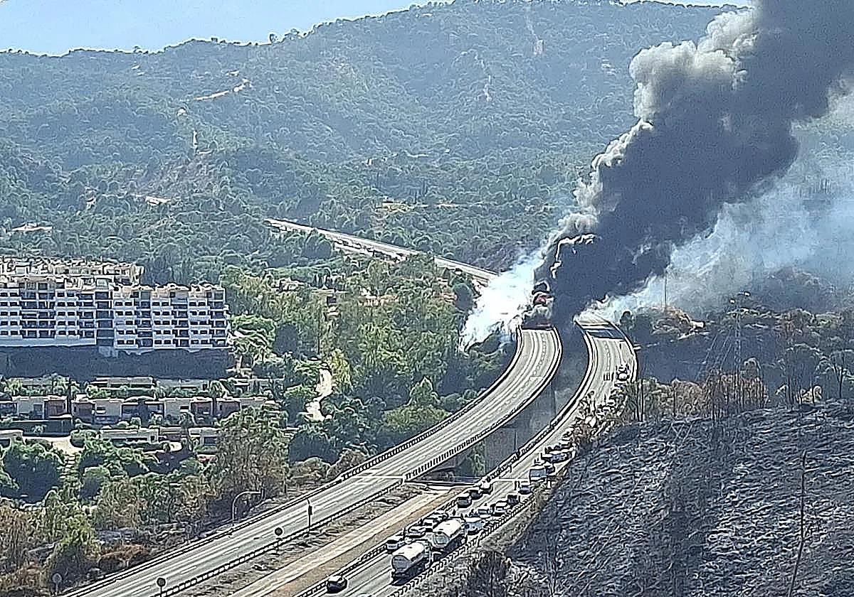 Imagen del camión siniestrado este lunes.