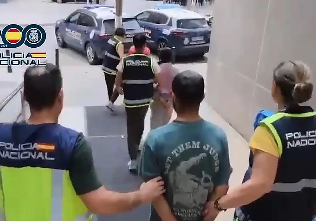 Los agentes con los detenidos.